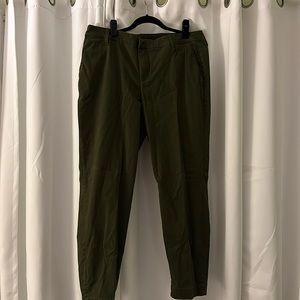 Green ankle length skinny leg pants barely worn